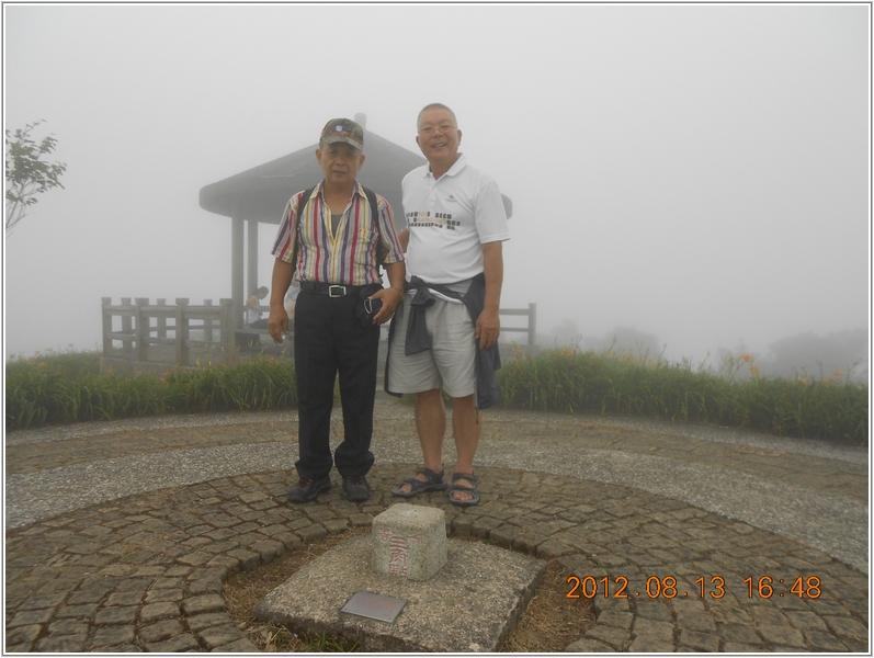 2012-08-13 16-48-07太麻里山三角點留影.JPG